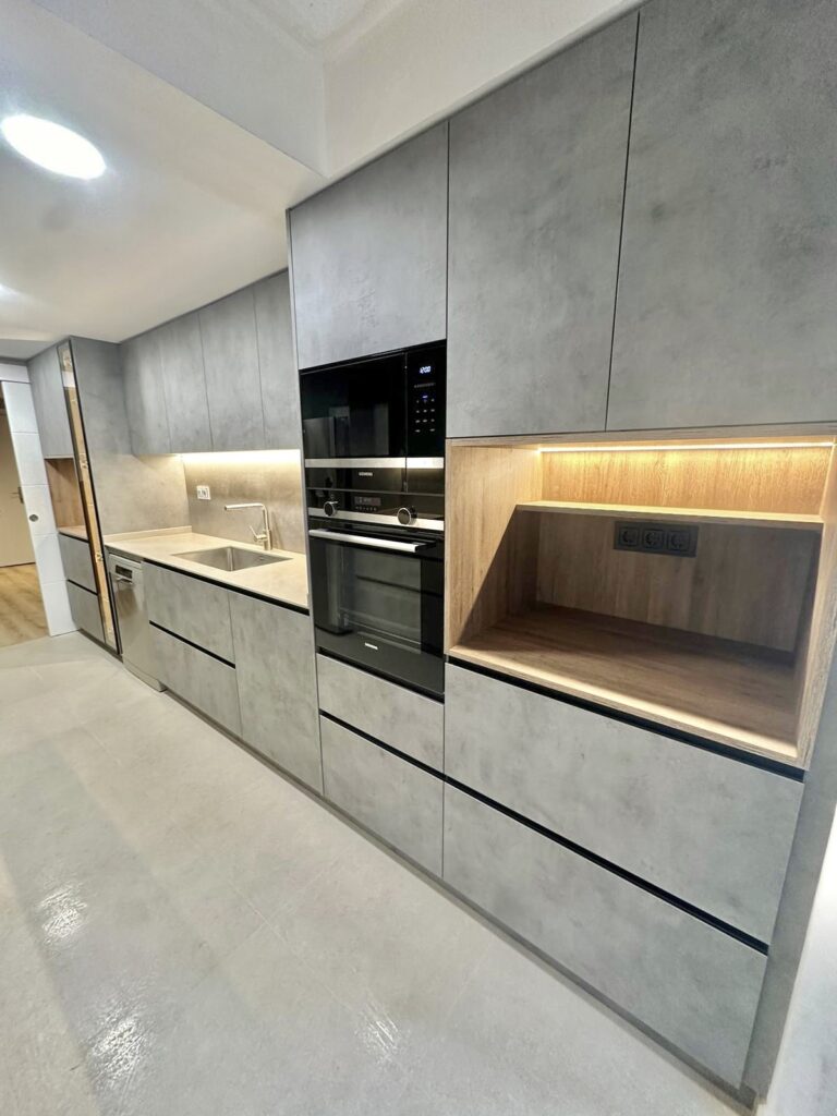 Cocina moderna y acogedora con detalles urbanos Grup Innova, empresa de reformas especialistas en reformas de cocinas en Sant Quirce del Vallès