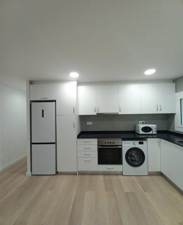 Reforma Integral Low Cost para Alquilar en Hospitalet de Llobregat Una renovación inteligente que maximiza espacio, luz y estilo