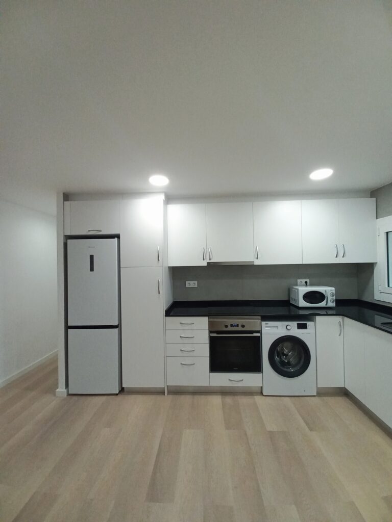 Reforma Integral Low Cost para Alquilar en Hospitalet de Llobregat Una renovación inteligente que maximiza espacio, luz y estilo
