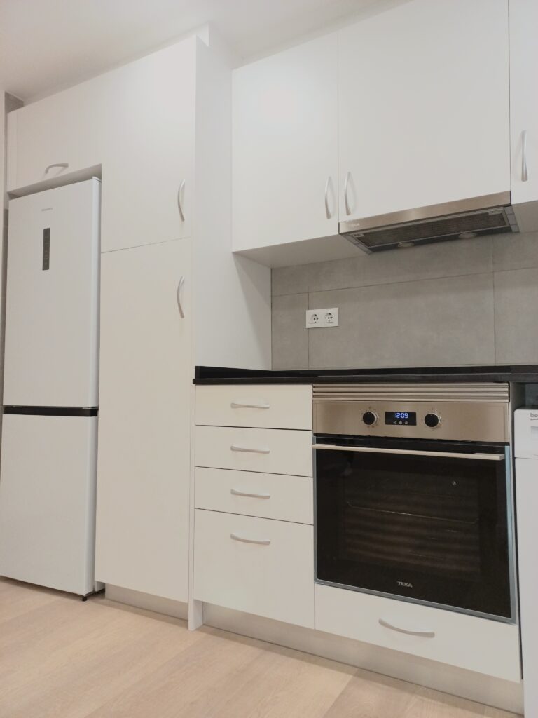 Reforma Integral Low Cost para Alquilar en Hospitalet de Llobregat Una renovación inteligente que maximiza espacio, luz y estilo