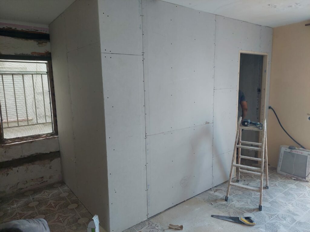 Reforma Integral Low Cost para Alquilar en Hospitalet de Llobregat Una renovación inteligente que maximiza espacio, luz y estilo