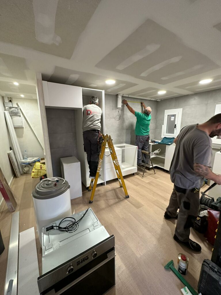 Reforma Integral Low Cost para Alquilar en Hospitalet de Llobregat Una renovación inteligente que maximiza espacio, luz y estilo