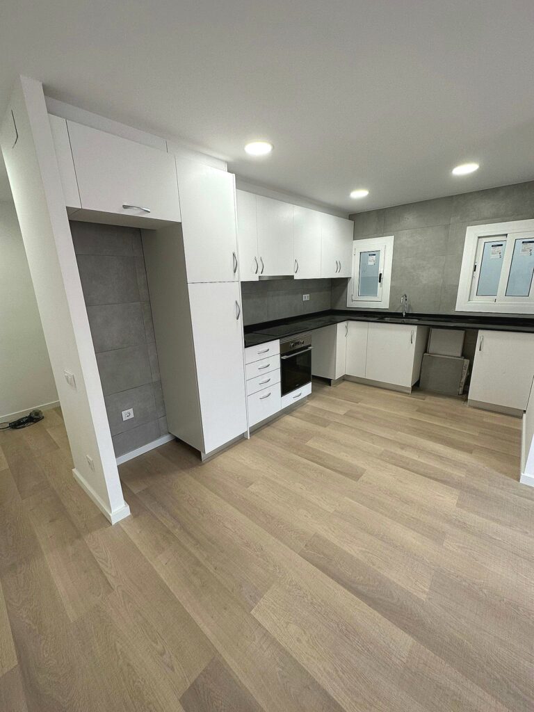 Reforma Integral Low Cost para Alquilar en Hospitalet de Llobregat Una renovación inteligente que maximiza espacio, luz y estilo