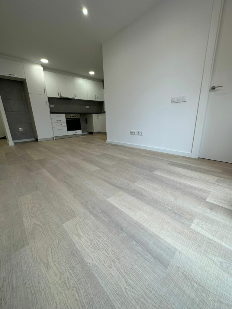 Reforma Integral Low Cost para Alquilar en Hospitalet de Llobregat Una renovación inteligente que maximiza espacio, luz y estilo