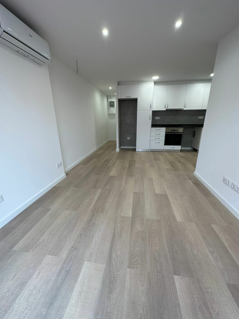 Reforma Integral Low Cost para Alquilar en Hospitalet de Llobregat Una renovación inteligente que maximiza espacio, luz y estilo