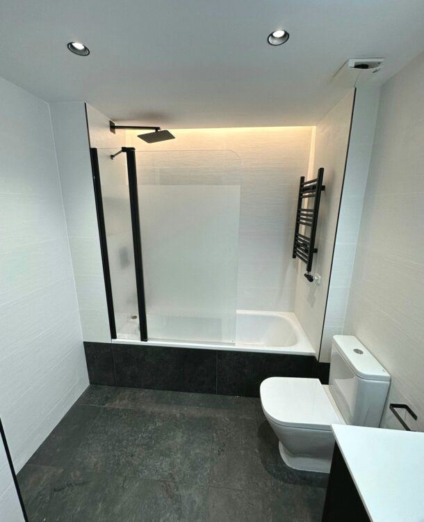 Reforma Integral de Baño en blanco y negro