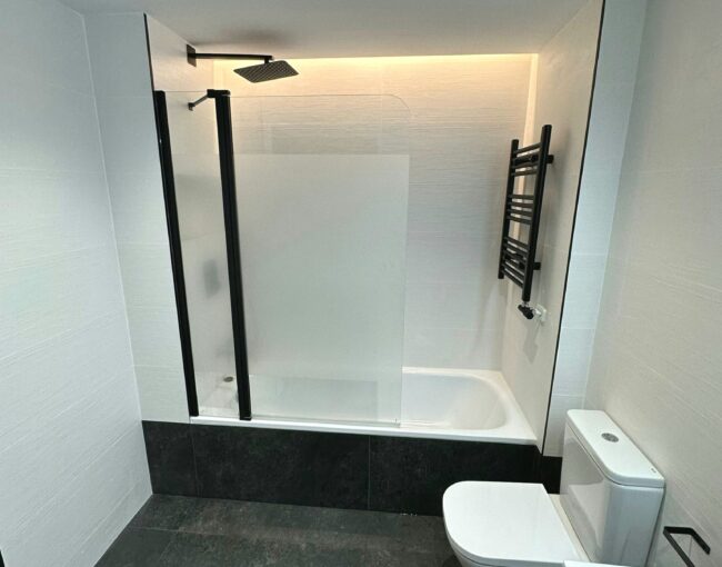 Reforma Integral de Baño en blanco y negro