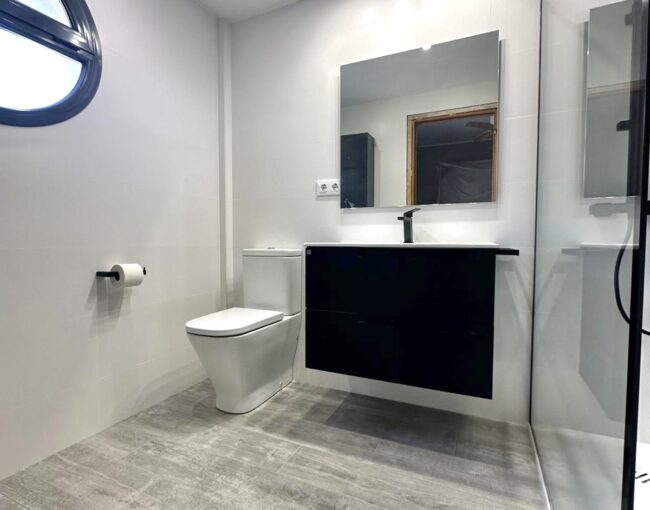 Reforma de baños modernos en Sant Feliu de Llobregat por Grup Innova