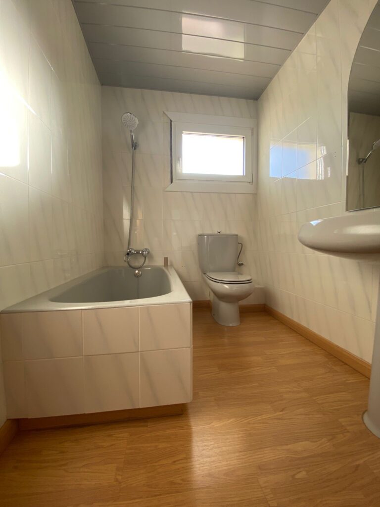 De baños comunes a espacios únicos: la transformación de Enric & Marta en Esparraguera