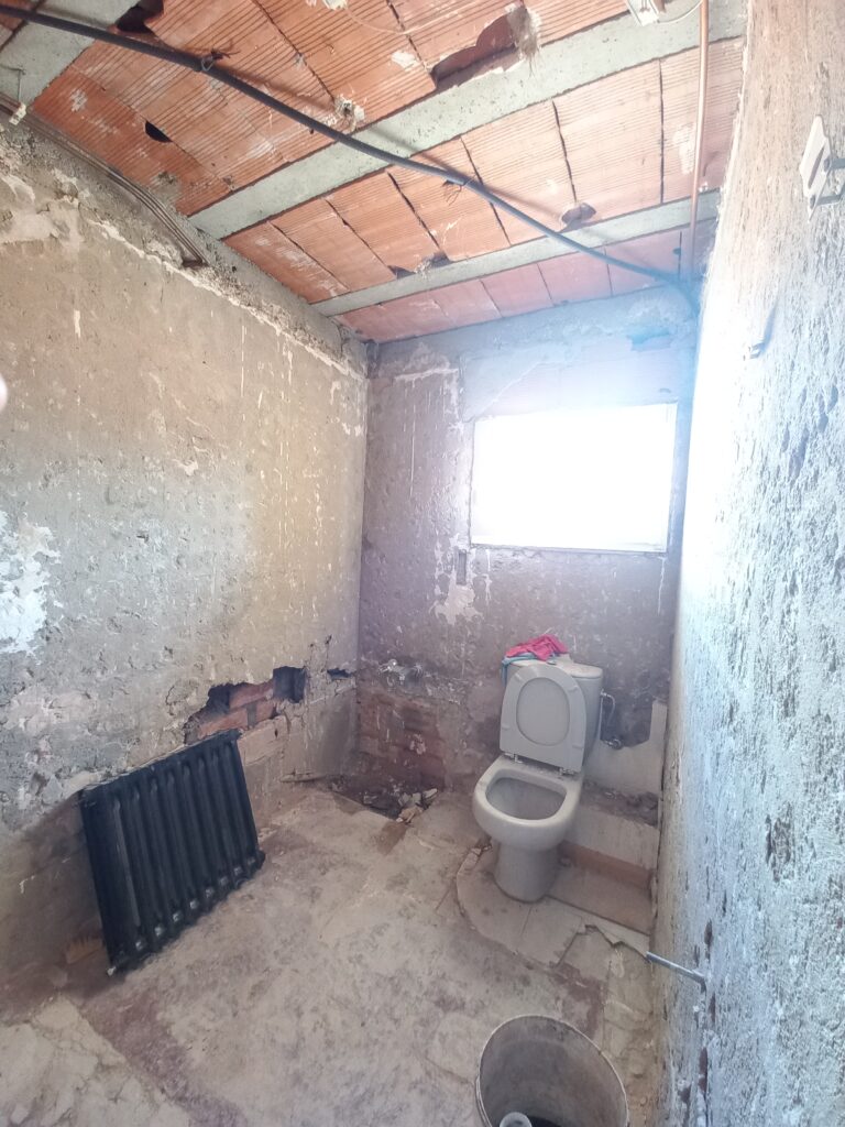 De baños comunes a espacios únicos: la transformación de Enric & Marta en Esparraguera