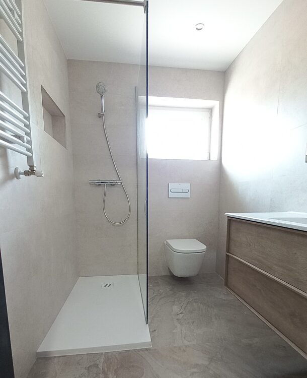 De baños comunes a espacios únicos: la transformación de Enric & Marta en Esparraguera