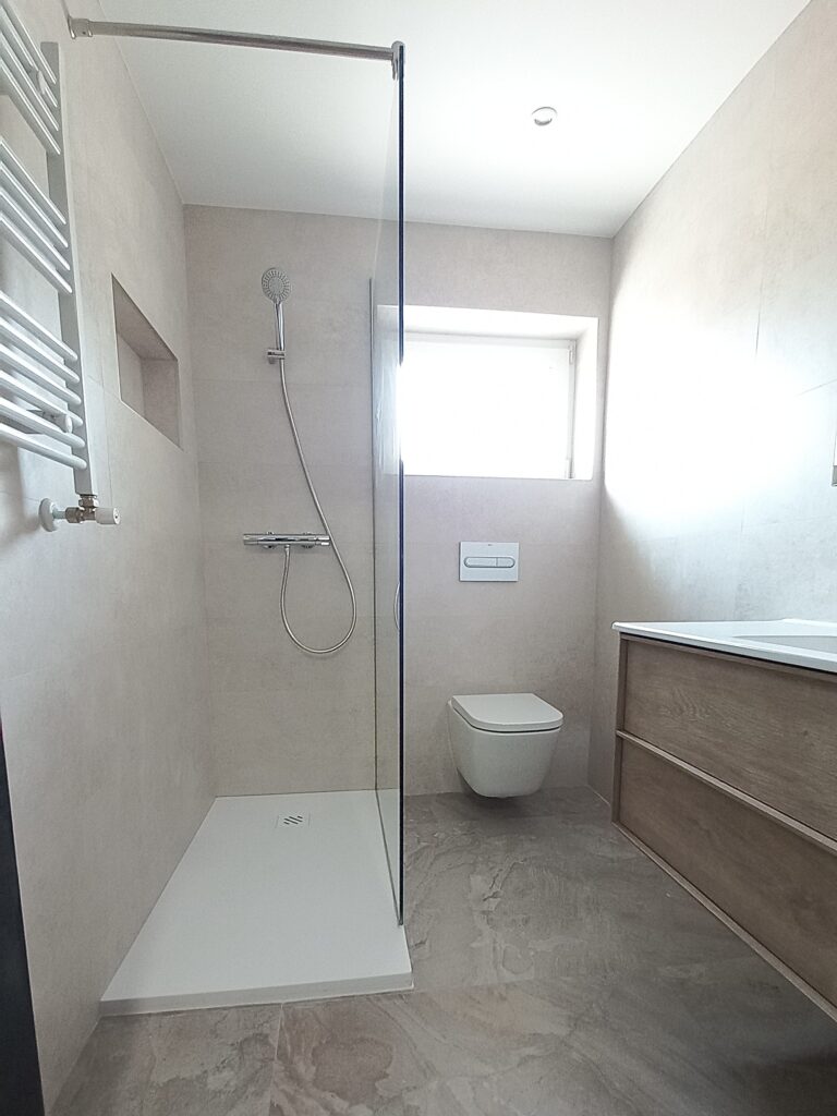De baños comunes a espacios únicos: la transformación de Enric & Marta en Esparraguera