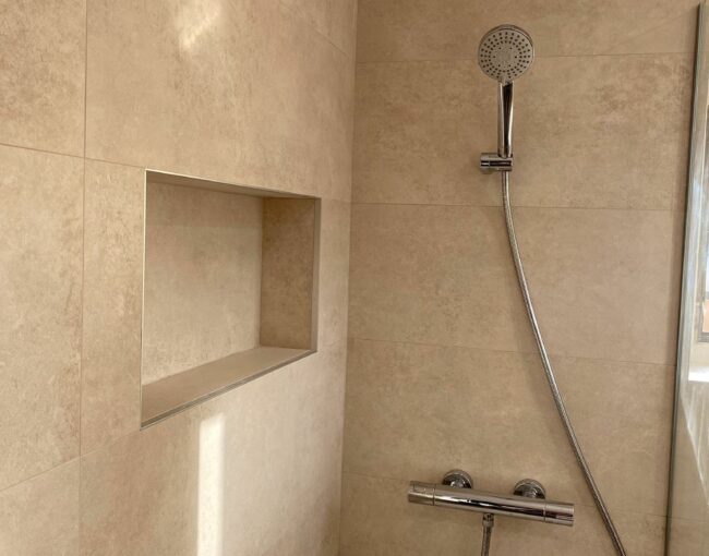 De baños comunes a espacios únicos: la transformación de Enric & Marta en Esparraguera