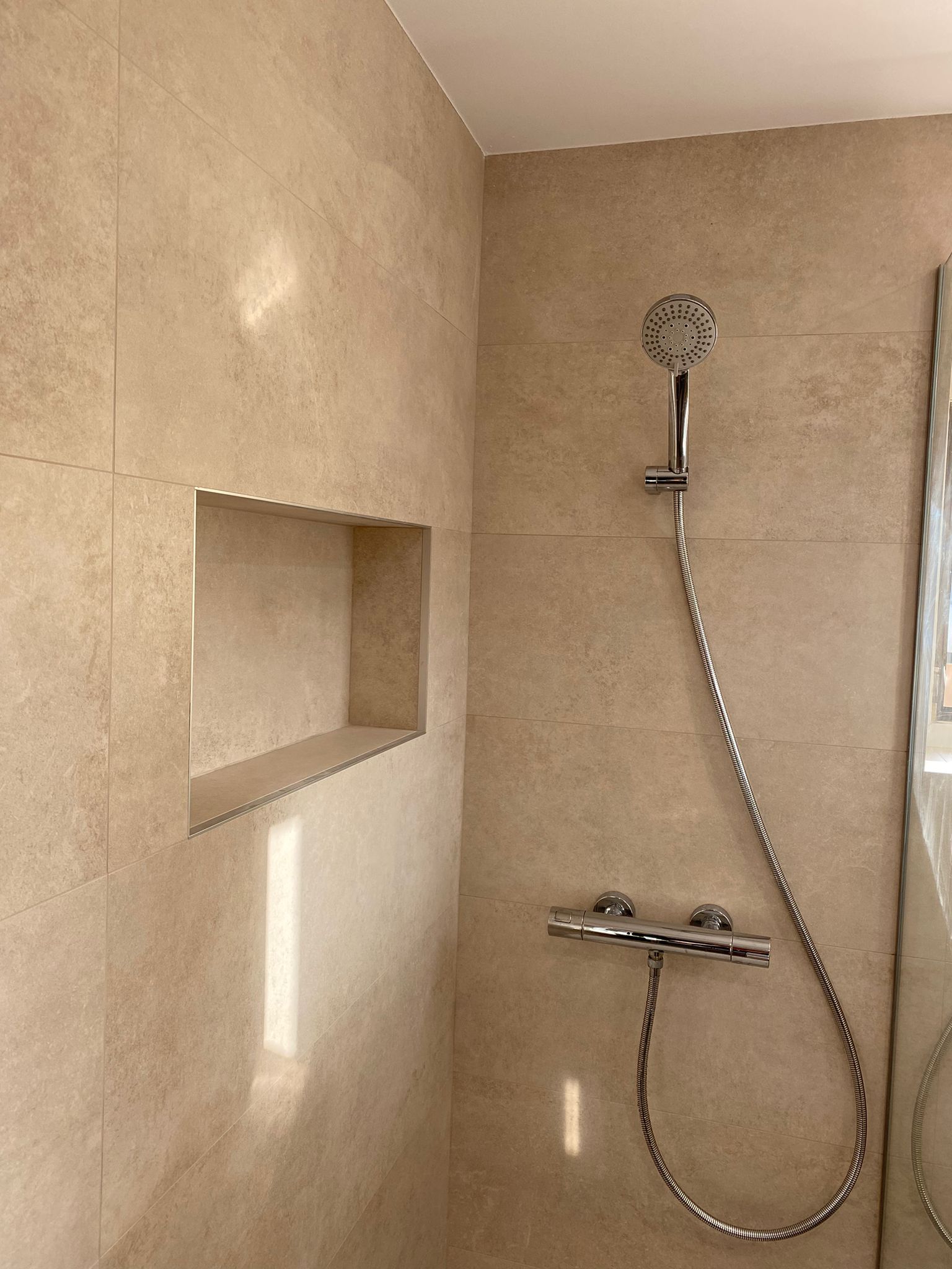 De baños comunes a espacios únicos: la transformación de Enric & Marta en Esparraguera