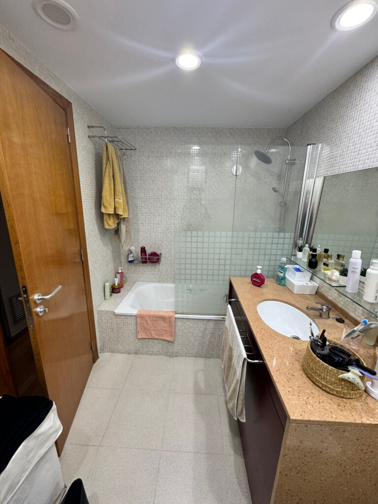Renovación moderna en el baño de Maite en Molins de Rei