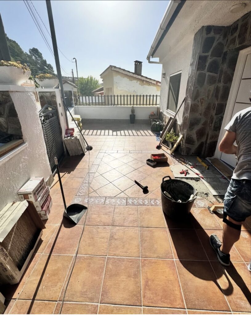 Terraza con estilo rústico y funcional en Sant Cugat