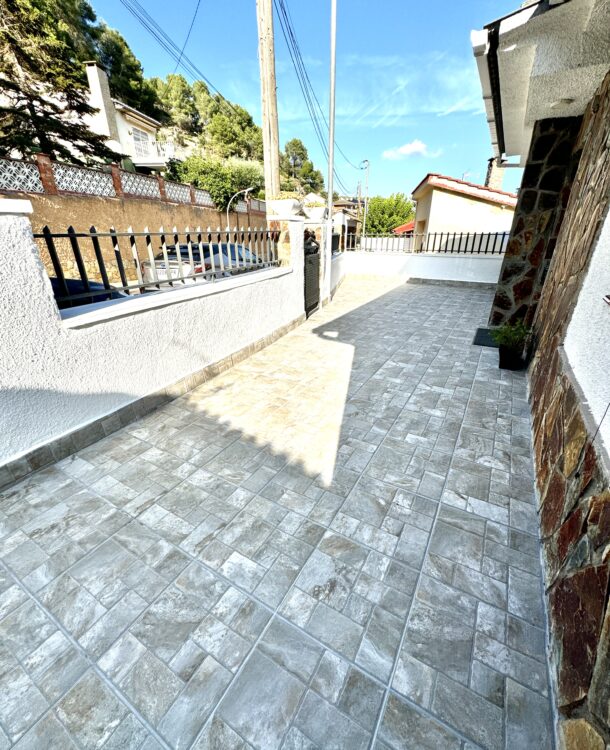 Terraza con estilo rústico y funcional en Sant Cugat