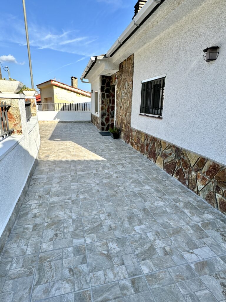 Terraza con estilo rústico y funcional en Sant Cugat