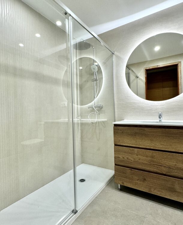 Renovación moderna en el baño de Maite en Molins de Rei