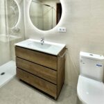 Renovación moderna en el baño de Maite en Molins de Rei