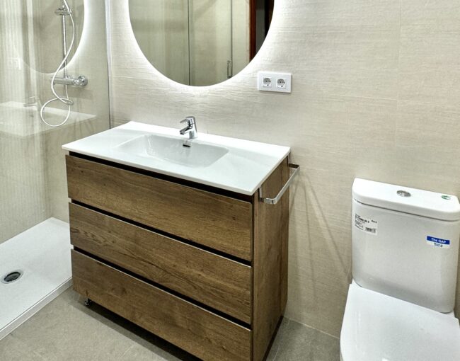 Renovación moderna en el baño de Maite en Molins de Rei