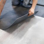 ¿Te imaginas transformar el suelo de tu casa, las paredes del baño o los muebles de la cocina sin hacer obra? Con los revestimientos adhesivos o vinílicos es posible. Esta solución se ha convertido en una de las favoritas en reformas rápidas y limpias gracias a su versatilidad, facilidad de instalación y acabados realistas. Y lo mejor de todo: no es necesario retirar lo que ya tienes.