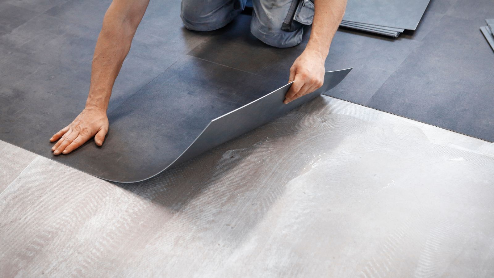 ¿Te imaginas transformar el suelo de tu casa, las paredes del baño o los muebles de la cocina sin hacer obra? Con los revestimientos adhesivos o vinílicos es posible. Esta solución se ha convertido en una de las favoritas en reformas rápidas y limpias gracias a su versatilidad, facilidad de instalación y acabados realistas. Y lo mejor de todo: no es necesario retirar lo que ya tienes.