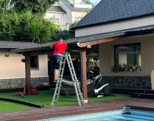 En este proyecto exterior realizado para Santiago en su vivienda de Pallejà, el objetivo era claro: mejorar la seguridad, funcionalidad y estética del acceso y el perímetro del jardín. Trabajamos con una combinación de soluciones duraderas y materiales de alta calidad para conseguir un resultado equilibrado y práctico.