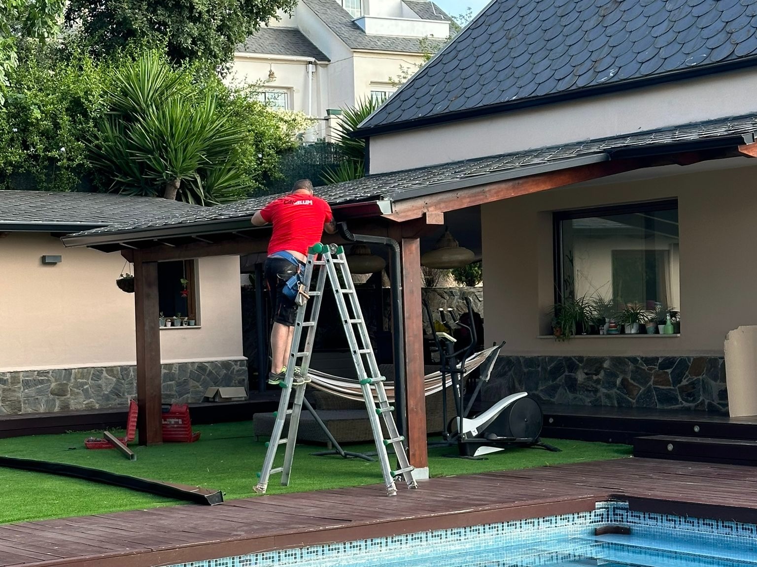 En este proyecto exterior realizado para Santiago en su vivienda de Pallejà, el objetivo era claro: mejorar la seguridad, funcionalidad y estética del acceso y el perímetro del jardín. Trabajamos con una combinación de soluciones duraderas y materiales de alta calidad para conseguir un resultado equilibrado y práctico.