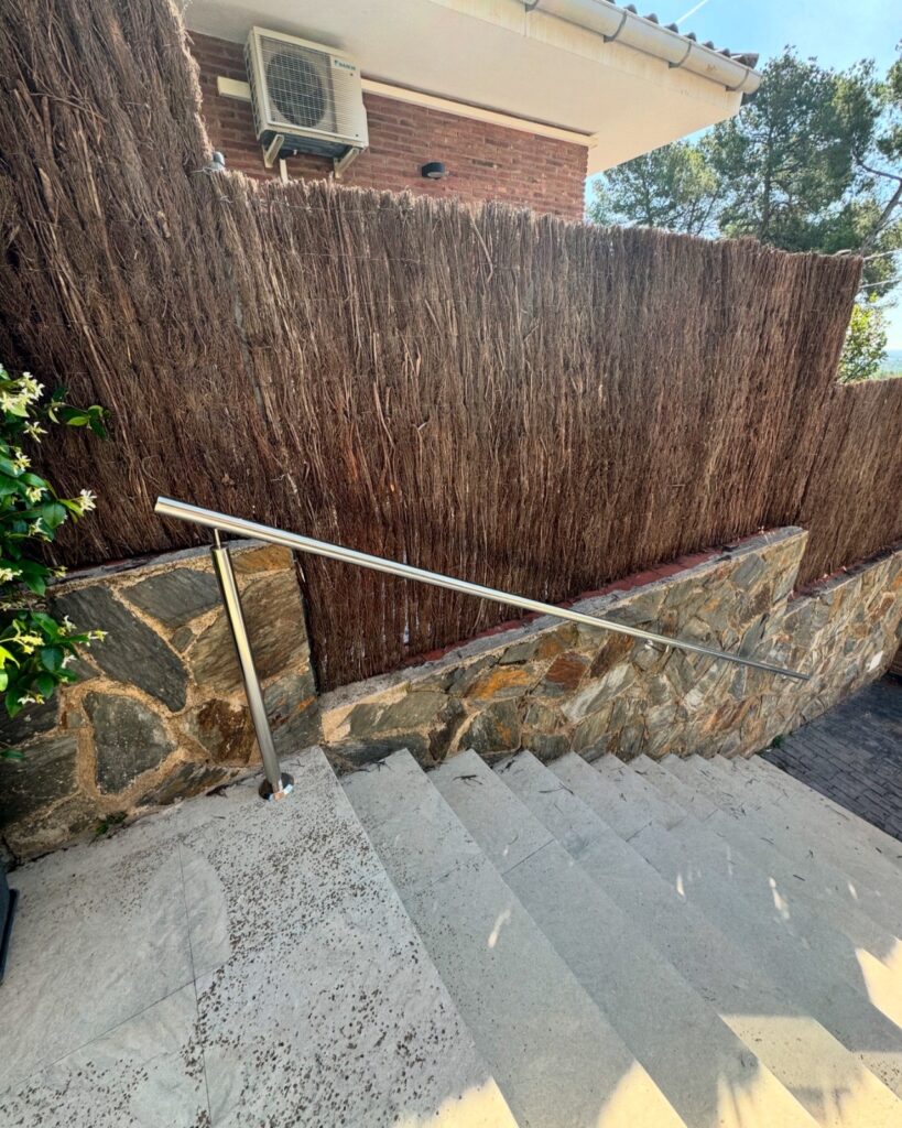 En este proyecto exterior realizado para Santiago en su vivienda de Pallejà, el objetivo era claro: mejorar la seguridad, funcionalidad y estética del acceso y el perímetro del jardín. Trabajamos con una combinación de soluciones duraderas y materiales de alta calidad para conseguir un resultado equilibrado y práctico.