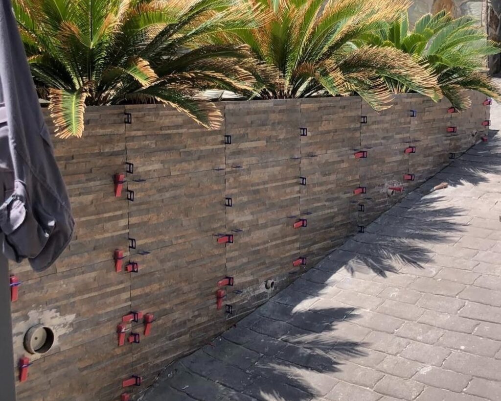 En este proyecto exterior realizado para Santiago en su vivienda de Pallejà, el objetivo era claro: mejorar la seguridad, funcionalidad y estética del acceso y el perímetro del jardín. Trabajamos con una combinación de soluciones duraderas y materiales de alta calidad para conseguir un resultado equilibrado y práctico.
