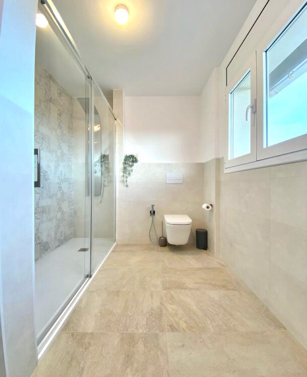 Laura y Juan Ramón querían renovar por completo los dos baños de su vivienda en Fontpineda. Su objetivo era claro: modernizar los espacios, ganar funcionalidad y luminosidad, y mantener una estética elegante y coherente con el resto de la casa.