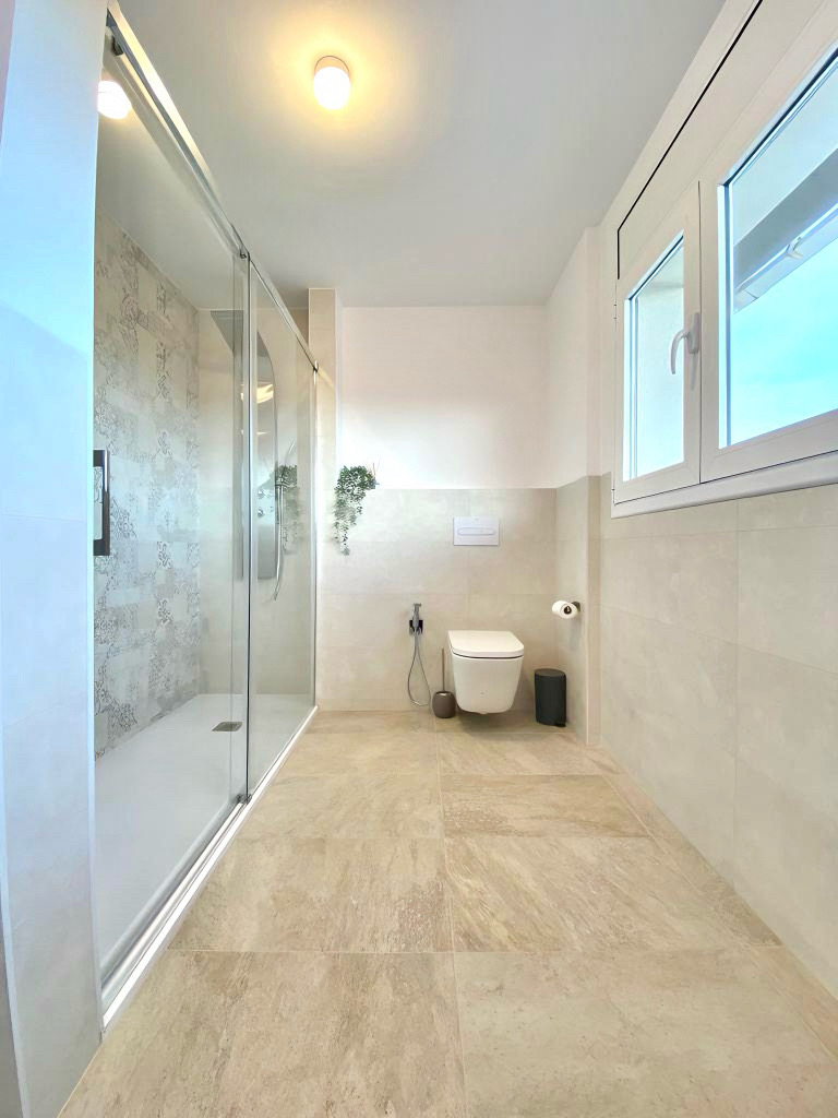 Laura y Juan Ramón querían renovar por completo los dos baños de su vivienda en Fontpineda. Su objetivo era claro: modernizar los espacios, ganar funcionalidad y luminosidad, y mantener una estética elegante y coherente con el resto de la casa.