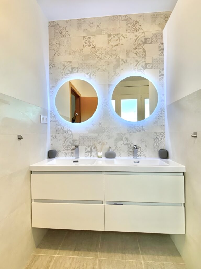 Laura y Juan Ramón querían renovar por completo los dos baños de su vivienda en Fontpineda. Su objetivo era claro: modernizar los espacios, ganar funcionalidad y luminosidad, y mantener una estética elegante y coherente con el resto de la casa.