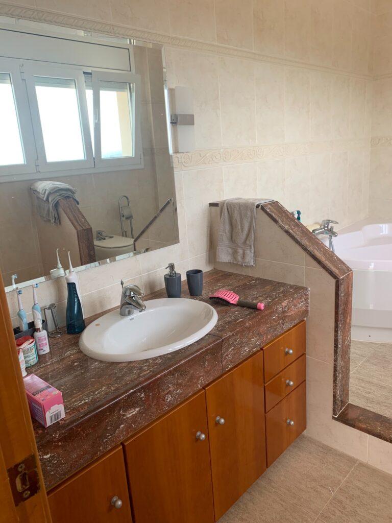 Laura y Juan Ramón querían renovar por completo los dos baños de su vivienda en Fontpineda. Su objetivo era claro: modernizar los espacios, ganar funcionalidad y luminosidad, y mantener una estética elegante y coherente con el resto de la casa.
