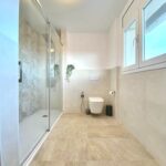 Laura y Juan Ramón querían renovar por completo los dos baños de su vivienda en Fontpineda. Su objetivo era claro: modernizar los espacios, ganar funcionalidad y luminosidad, y mantener una estética elegante y coherente con el resto de la casa.