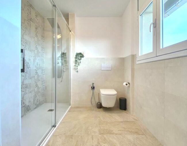 Laura y Juan Ramón querían renovar por completo los dos baños de su vivienda en Fontpineda. Su objetivo era claro: modernizar los espacios, ganar funcionalidad y luminosidad, y mantener una estética elegante y coherente con el resto de la casa.