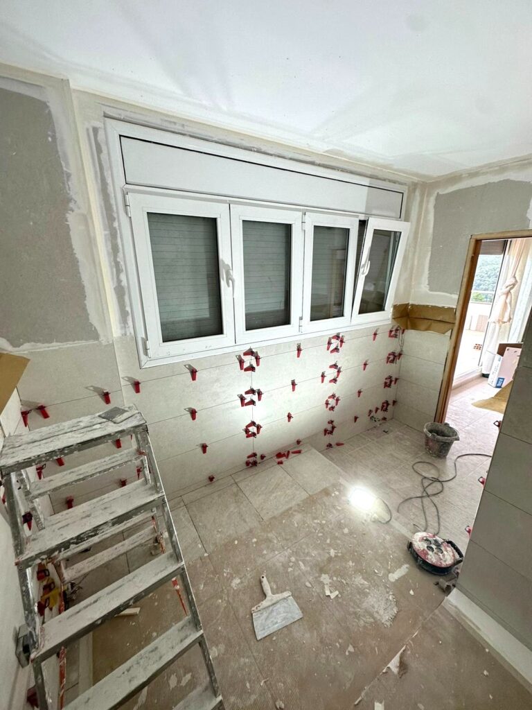 Laura y Juan Ramón querían renovar por completo los dos baños de su vivienda en Fontpineda. Su objetivo era claro: modernizar los espacios, ganar funcionalidad y luminosidad, y mantener una estética elegante y coherente con el resto de la casa.
