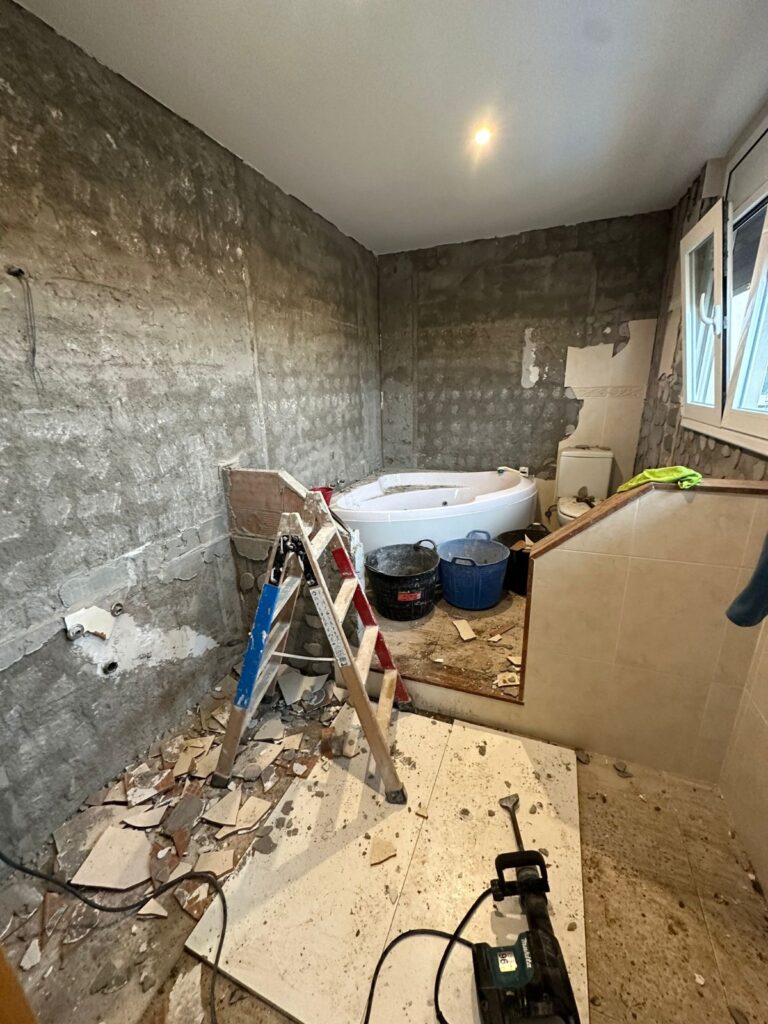 Laura y Juan Ramón querían renovar por completo los dos baños de su vivienda en Fontpineda. Su objetivo era claro: modernizar los espacios, ganar funcionalidad y luminosidad, y mantener una estética elegante y coherente con el resto de la casa.