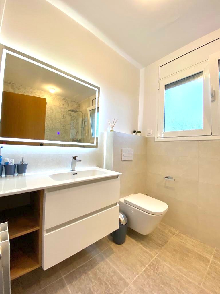 Laura y Juan Ramón querían renovar por completo los dos baños de su vivienda en Fontpineda. Su objetivo era claro: modernizar los espacios, ganar funcionalidad y luminosidad, y mantener una estética elegante y coherente con el resto de la casa.