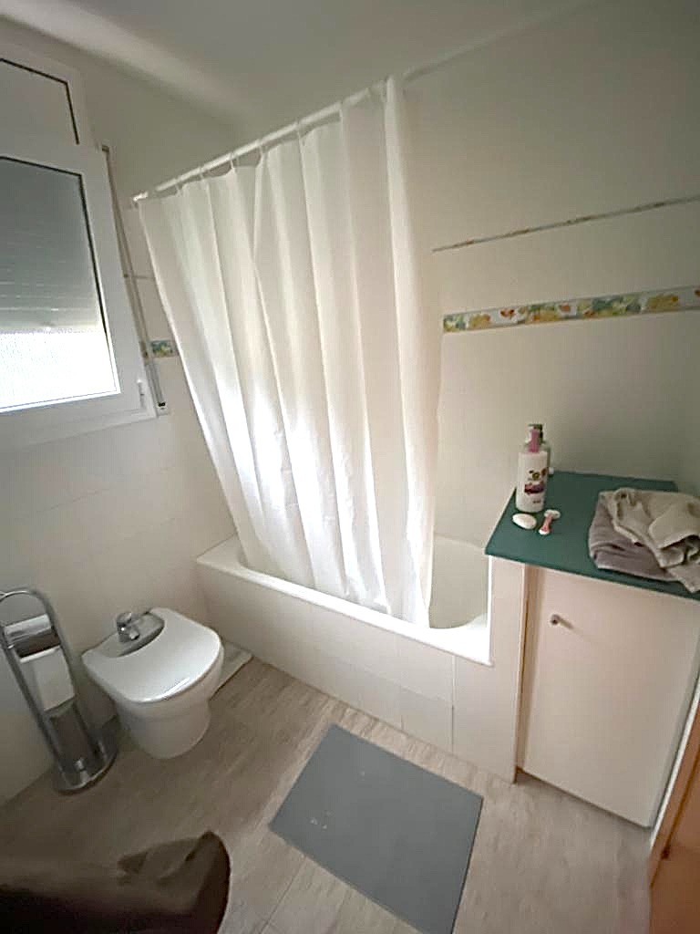Laura y Juan Ramón querían renovar por completo los dos baños de su vivienda en Fontpineda. Su objetivo era claro: modernizar los espacios, ganar funcionalidad y luminosidad, y mantener una estética elegante y coherente con el resto de la casa.