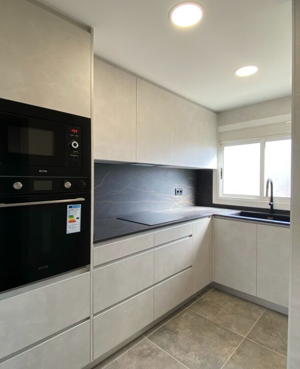 Nuestro cliente quería renovar por completo su cocina, buscando un diseño actual, funcional y elegante, sin perder la calidez de los materiales ni el equilibrio de los tonos neutros. El objetivo: un espacio atemporal que dialogara con el resto de la vivienda y transmitiera serenidad y armonía.