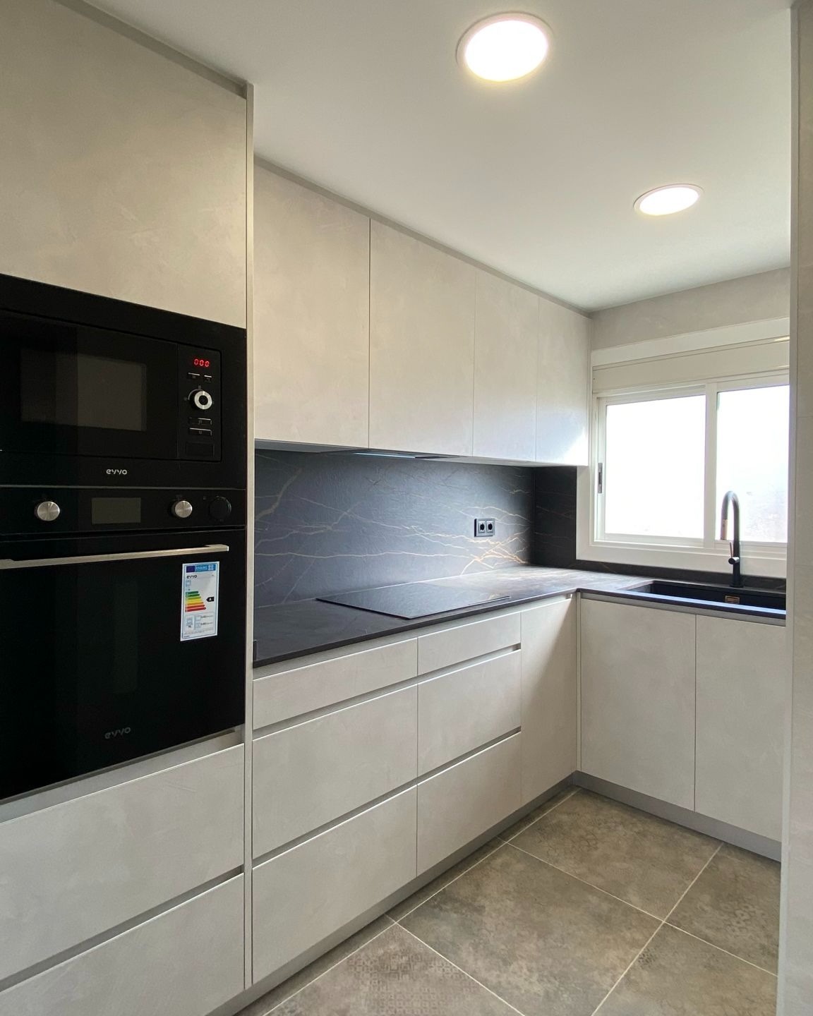 Nuestro cliente quería renovar por completo su cocina, buscando un diseño actual, funcional y elegante, sin perder la calidez de los materiales ni el equilibrio de los tonos neutros. El objetivo: un espacio atemporal que dialogara con el resto de la vivienda y transmitiera serenidad y armonía.