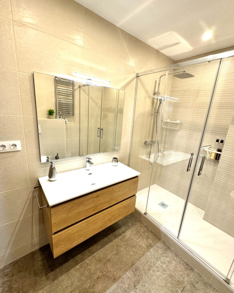 Mireia quería transformar por completo su baño para ganar amplitud, mejorar la distribución y actualizar los acabados con un estilo cálido y actual. El espacio necesitaba una intervención integral que permitiera optimizar cada rincón y mejorar la funcionalidad del día a día.