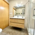 Mireia quería transformar por completo su baño para ganar amplitud, mejorar la distribución y actualizar los acabados con un estilo cálido y actual. El espacio necesitaba una intervención integral que permitiera optimizar cada rincón y mejorar la funcionalidad del día a día.