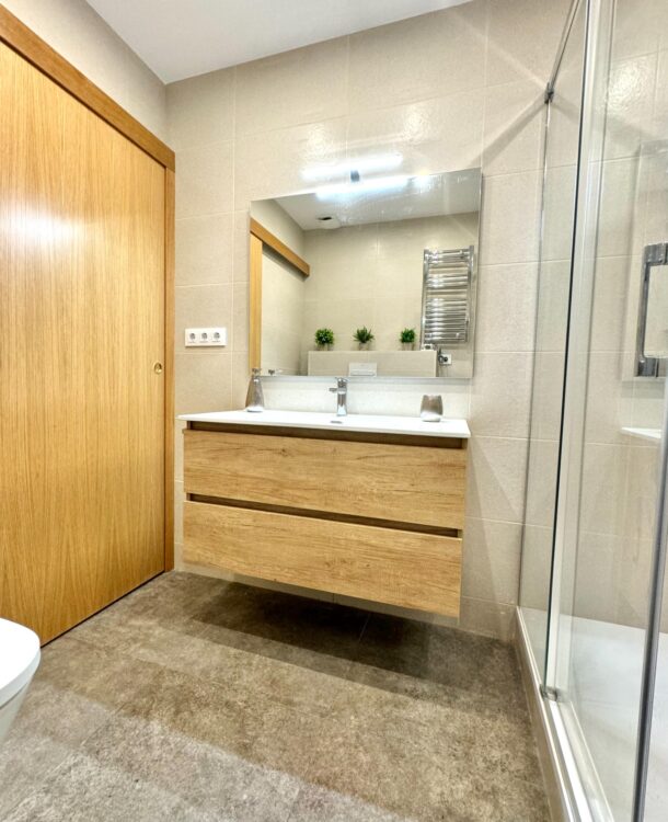 Mireia quería transformar por completo su baño para ganar amplitud, mejorar la distribución y actualizar los acabados con un estilo cálido y actual. El espacio necesitaba una intervención integral que permitiera optimizar cada rincón y mejorar la funcionalidad del día a día.