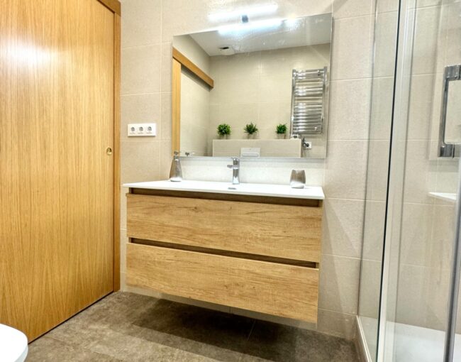 Mireia quería transformar por completo su baño para ganar amplitud, mejorar la distribución y actualizar los acabados con un estilo cálido y actual. El espacio necesitaba una intervención integral que permitiera optimizar cada rincón y mejorar la funcionalidad del día a día.