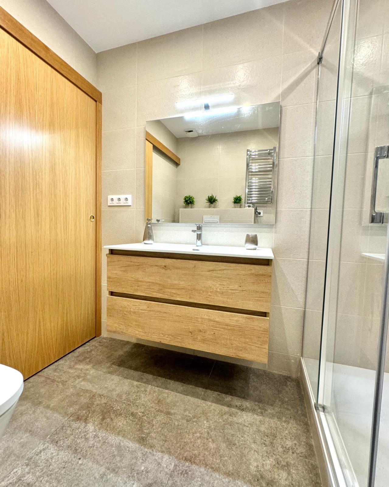 Mireia quería transformar por completo su baño para ganar amplitud, mejorar la distribución y actualizar los acabados con un estilo cálido y actual. El espacio necesitaba una intervención integral que permitiera optimizar cada rincón y mejorar la funcionalidad del día a día.