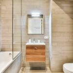 Hacer obras en casa no debería convertirse en una pesadilla para el vecindario… ni para ti. Ruido, escombros, olores, zonas comunes sucias, tensiones con los vecinos… Todo eso puede evitarse con una buena planificación y un enfoque profesional que priorice el respeto y la eficiencia.