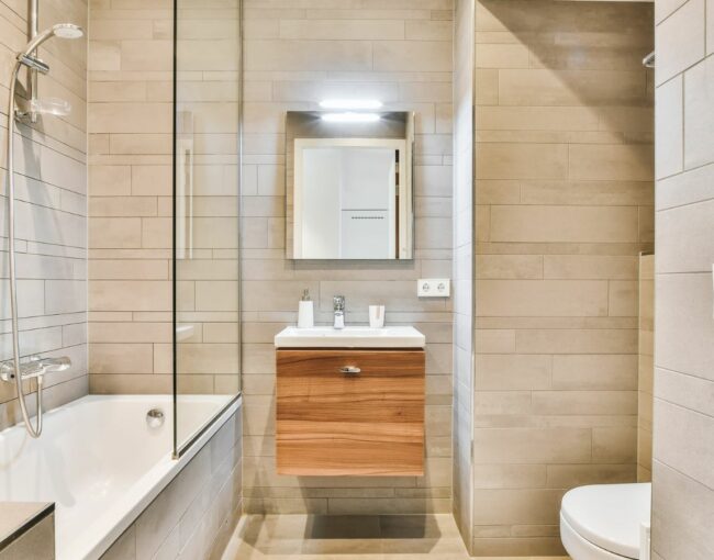 Hacer obras en casa no debería convertirse en una pesadilla para el vecindario… ni para ti. Ruido, escombros, olores, zonas comunes sucias, tensiones con los vecinos… Todo eso puede evitarse con una buena planificación y un enfoque profesional que priorice el respeto y la eficiencia.